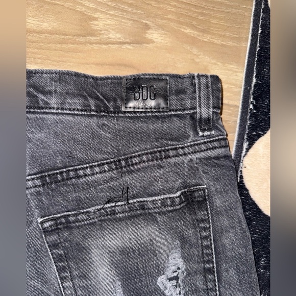 BDG Girlfriend Washed Blacked Distressed raw Hem
High-Waisted Denim Shorts 29 - Picture 4 of 14